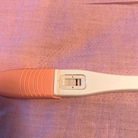 各位有孕的宝妈麻烦帮我看一下，第一张是8号测的，第二张是今天测的。为啥还是浅浅的，是因为时间太短了...