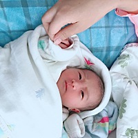 顺产，侧切了，还好打了无痛，不然会痛死的，6斤女宝宝，开心