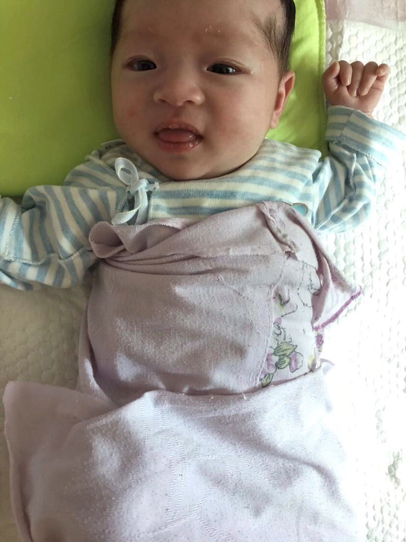 宝贝今天24天了，肚子上了的黑线还是特别明显 ，其实生男生女和肚型 胎梦一点关系也没有 ，我怀孕做的梦都预示男孩的梦 梦见黑色大蟒蛇 乌龟 等 酸辣都吃 就是水果吃的少 多吃水果宝贝皮肤会水内一些 ，我妈说我吃的少 宝贝皮肤比较干 ，现在身上还有一些干皮没有掉完，孕后期建议大家不要乱吃东西了不然羊水会浑浊 宝宝喝到浑浊的东西就不好了，我的宝宝出生喝了浑浊羊水住院好多天，出生就受罪了，宝贝马上就满月了现在一切都很好。