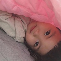 如何正确的叫醒宝宝? 1.光线叫醒 如果有可调光的台灯，可以逐渐调亮台灯，然后开着它,悄悄走开即可。光...
