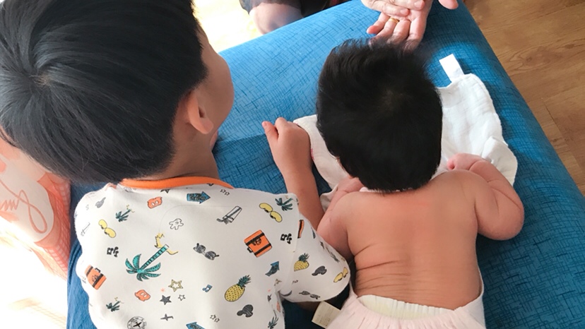 和妹妹一起练习抬头🤣