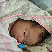 生了 我的大宝贝 哪个医生看俺都说6斤多 生不下来 使劲生 下来7.7 医生都说看着肚子小 生下来那么重 哈...