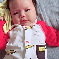 谁家一个月17天的孩子白天不睡大觉睡一会就醒或者抱着睡着了，一放下接着就睁眼。还会讹人，哼哼唧唧的...