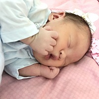 刨腹产半个月了奶水缺的厉害，两个乳房只能挤出来40毫升，乳汁颜色也不白，没营养，而且隔3.4个小时也不...