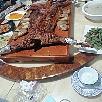 那天弟弟过生日，去吃烤全羊了