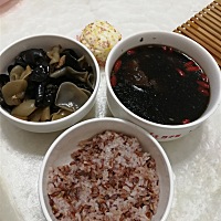 订住院月子餐，真心觉得很赞！ 这是今天的午餐和晚餐。点心没拍照片哈哈。