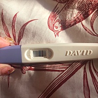 昨天用试纸测出来一条杠杠，今天下午验孕棒测试出来这个样子，是怀孕了吗？求大神指导一下