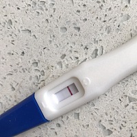 今天月经期第一天，前3天胸就开始涨，尿频，测了下，能看出双杠吗？各位姐妹是怀孕了吗？