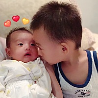 哥哥和妹妹相差两岁半 都是说长得很像？