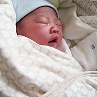 9月14日预产期当天中午11点多见红加破水，顺产，女宝宝，6斤7两，到医院安排住院，2点40上催产素，9月15...