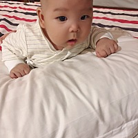 各位宝妈，快快回复回复我，二班再过俩天三个月，今天我剪指甲，把她小手剪破了，都流血了，这丫头一点...