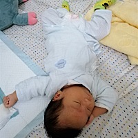 孩儿，你咋性格随你爸呢？脾气大，稍微换个尿不湿慢点，喂奶喂得慢点，你就扯着嗓子喊！喊得面红耳...