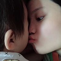 我有一个贴心宝 知道妈妈不舒服，抱着一会就睡觉了，不吵不闹❤️ 一个两岁的宝宝，在爱与表达方面学习...