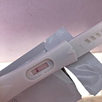 大家帮帮忙 月经推迟4天 是不是有一条浅浅的杠 还是我眼花了 这是怀孕了吗