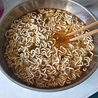 月子里吃泡面的还有谁，第二次吃泡面，老公不在肉都没得吃，这月子好心塞，泡面是老婆婆买的说让我...