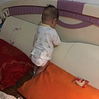 6个月没到就想站起来……爬也会爬…太早了我也好担心