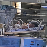 剖腹产真的太辛苦了，今天产后第三天拔了尿管和镇痛棒，第一次下床眼泪都要出来了，宝妈们能顺产还是顺...