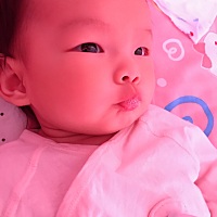 宝妈们，你们的宝宝都多大开始会翻身抬头的，我家宝宝一点抬头翻身的意向都没有啊，每天也都在锻炼，竖...
