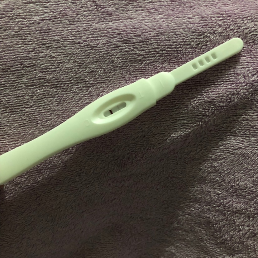 最近胸胀疼、偶尔犯恶心，姨妈推迟快一个礼拜没来，一直都挺正常的，这不会中招了吧？求解答🙏🏻🙏🏻