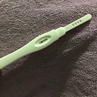 最近 最近胸胀疼、偶尔犯恶心，姨妈推迟快一个礼拜没来，一直都挺正常的，这不会中招了吧？求解答🙏�...