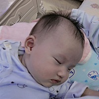 小宝贝喜欢躺在妈妈怀里睡觉，放下就醒😄