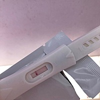 第一次测好像有浅浅的一条。换了个牌子的试纸在测就没有了 连续测了好几天都没有 这是什么情况  月经延...