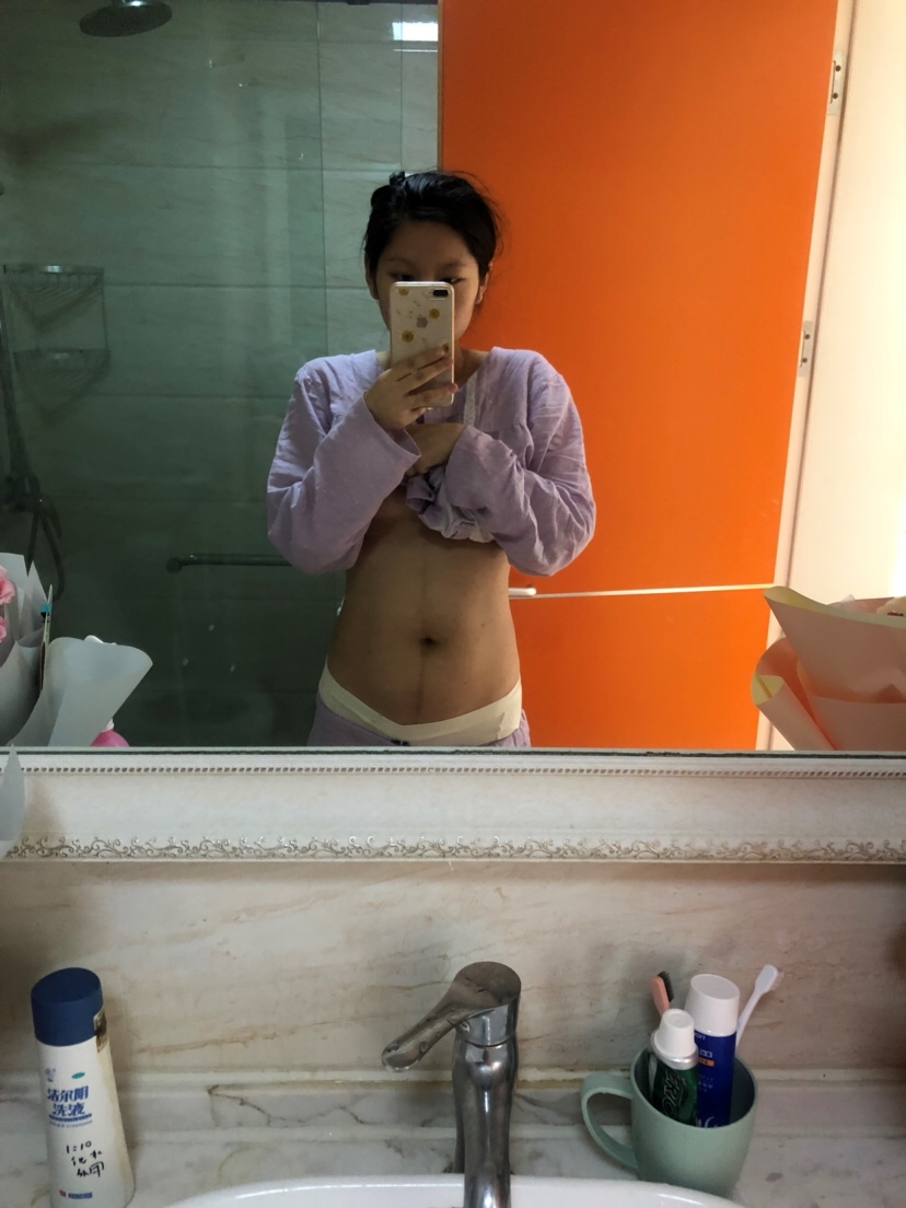 今天是产后第四天，孕晚期一直担心产后身材难以恢复，现在看看镜子中的自己，感觉充满了信心。整个孕期加生产到现在，最让我感到痛苦的就是与婆婆相处了~那么自私懒惰的一个人，来照顾我纯粹是摆设吧，白天玩手机晚上睡觉，睡着了喊都喊不醒，坐月子的倒是像她，自己亲妈也不能每天都来，因为我们这边都是婆婆照顾月子，不然人家会背后说闲话，还好自己恢复的快，老公对我比较好也会帮忙照顾我和宝宝，烦老公白天还要上班，很心疼他，唉~把月子熬过去就可以回自己家了，希望时间过的快一点…