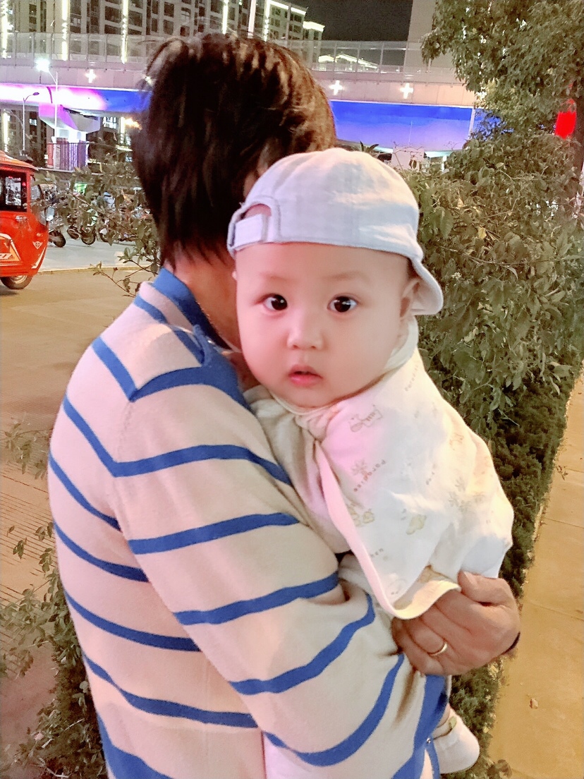 我是我妈抱着儿子去大润发逛超市门口