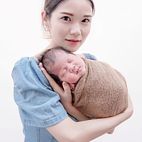 宝宝12天纪念照，希望她平平安安，快快乐乐的健康成长，我们爱你呦❤️