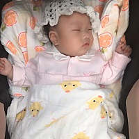今天三个月四天带着奶奶勾的帽子睡觉觉！13.4斤不知道大家三个月的宝宝都多少斤！希望胖嘟嘟的健康长大~
