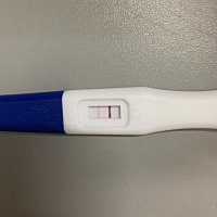 想请大家帮我看看是不是怀孕了 刚刚测出来的两条