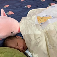 从今天开始要给宝宝平躺睡，睡个漂亮的头型 今天就过了大半个月了，月子里心情跌幅很大 2019.9.9 04:06...