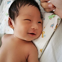 小丙硕啊，，你又睡了5个多小时啦，叫也叫不醒。。你是照顾我这个懒妈妈么？各位宝妈们有没有懂的，这孩...