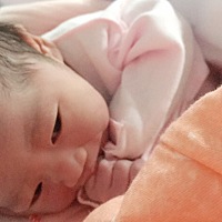 预产期9月30号、22号感觉肚子有点疼、23号一早入院、下午8点多规律宫缩、10点40产下女宝一枚、轻微撕裂...