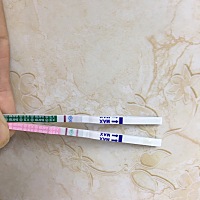 有没有怀孕一个月胸部疼痛，左乳房下面肋骨下面点的疼疼的，左侧睡姿感觉在抽搐疼一样，有时候大笑也会...