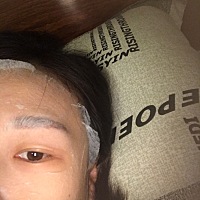 月子期间每天早上都坚持面膜打卡✔️奶水，VC水用面膜纸浸泡着敷和面膜轮流敷，每天熬夜伤不起！🙆