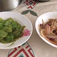 给了婆婆生活费，就吃些这样的，关键是小菜还是娘家妈妈拿过来的。我娘家是做小菜生意的，基本上家里都...