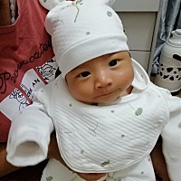 首次戴个小帽子，穿新衣服，萌萌哒！😘 今天去医院复查黄疸，想着晒了几天太阳，应该能降下去，结果反...