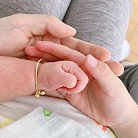我还在做月子，老公负责接送儿子上课，今天回家路上，老公对儿子说：宝宝，妈妈因为要照顾泡泡（儿...