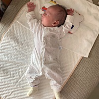 月嫂昨晚走了， 宝宝这是妈妈带你睡第一个晚上，挺乖的！ 谢谢宝宝 这么体谅妈妈 就是晚上睡前闹了一个...