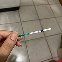 超级明显啦嘻嘻，图一是基本一分钟就显示出来了，图二是五分钟左右拍的，肯定错不了吧哈哈，接好孕啦
