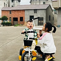 姐姐弟弟嗨起来。