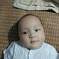 第一张宝宝差不多4个月第二张宝宝出生4天，你们猜猜是男孩还是女孩