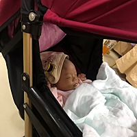 宝宝👶在昨天白天25号出月子了，在那么吵杂的环境中反而睡得很香，每次回到安静的房间就闹起来，真的...
