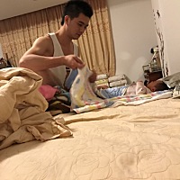 宝宝👶粑粑回来的这两天晚上都是他照顾宝宝，我终于放了两晚假期，此时此刻的，他在帮👶换尿包...