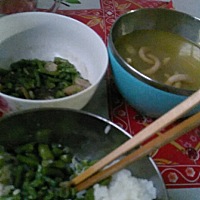 整个月子都是喝汤，吃鸡蛋小米粥，几块鸡肉加一碗汤，无语了。让他去跟他爸妈说一下，他还替他们说话，...