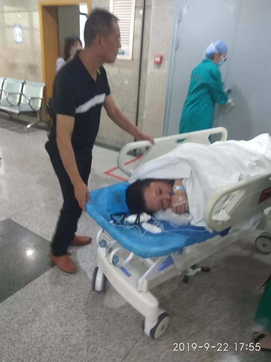 这是我爸爸
我刚刚剖腹产 产房出来，全家男女老少30多人，全部看宝宝去了，包括公婆。
先生说宝宝出来全部人围上去，只有我爸爸，我先生，和先生的朋友在产房门口等我。