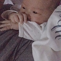 现在是凌晨2：24，这位小朋友刚刚吃好，换好尿不湿，静静趴在我胸口养神。一分钟前又放了一个屁，不想面...