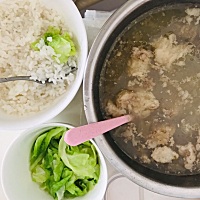 感恩婆婆，月子里每餐都是送到房间里，今早的甜白酒和鹌鹑蛋实在是太好吃了。感恩自己嫁了一个四川老公。
