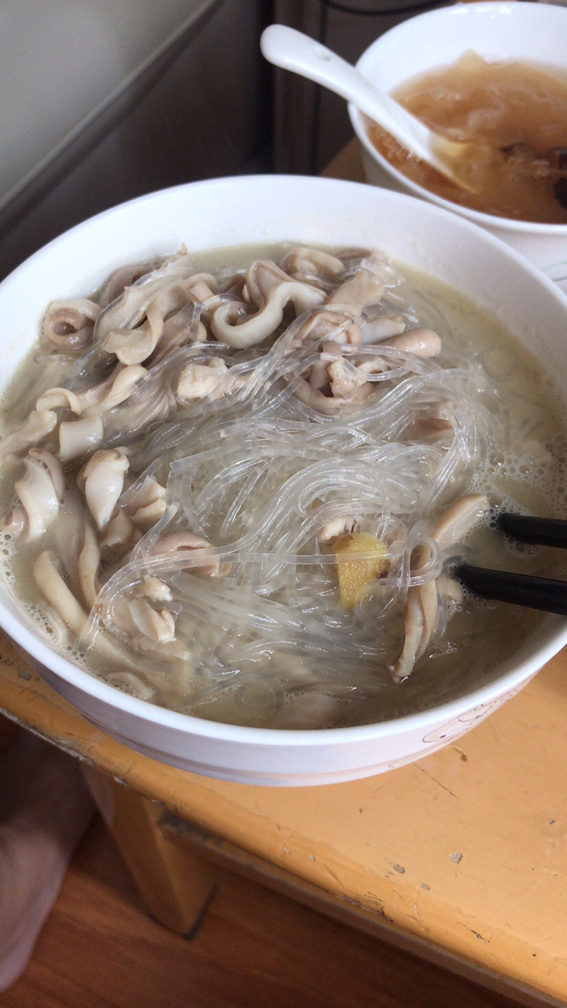 猪肚粉条  银耳汤

我是剖腹产，6天出院，手术出来后没有出现发抖，冷的情况，反而浑身发热，第二天拔了尿管就下床了，解了小便，大便正常，期间吃小米粥，丝瓜，财鱼汤！
今天满月了，坐月子没有流泪，没有感觉任何不舒服，孩子晚上跟着婆婆睡，我可以一觉睡到天亮，我是白天照顾宝宝，可能我是为数不多的喜欢把孩子给婆婆带的，我的婆婆非常疼惜孩子，而且细心，科学，（当然有些时候会有点。。但是忽略不计）很多地方我都是跟着我婆婆学的！
婆婆每天都很花心思的做给我吃，我也每次都吃光，知道我不吃猪蹄就没有买，孕前150左右，生前192斤，出院182斤，满月165斤！
我是纯母乳喂养，刚开始并没有母乳，在医院请了催乳师，两天后开始有奶但是不多，出院回家后开始喝汤，母乳逐渐增多，热敷，提拉乳头，多用吸奶器，多喝温水！
怕胖的宝妈可以试试我吃的这些，不油腻而且好吃！期间我还吃了，丝瓜鸡汤，海带排骨汤，木瓜银耳汤，花生山药排骨汤，黑米红豆红枣花生粥，黄花菜鸽子汤，蒸蛋，我没有吃过米饭，都是馒头，包子！